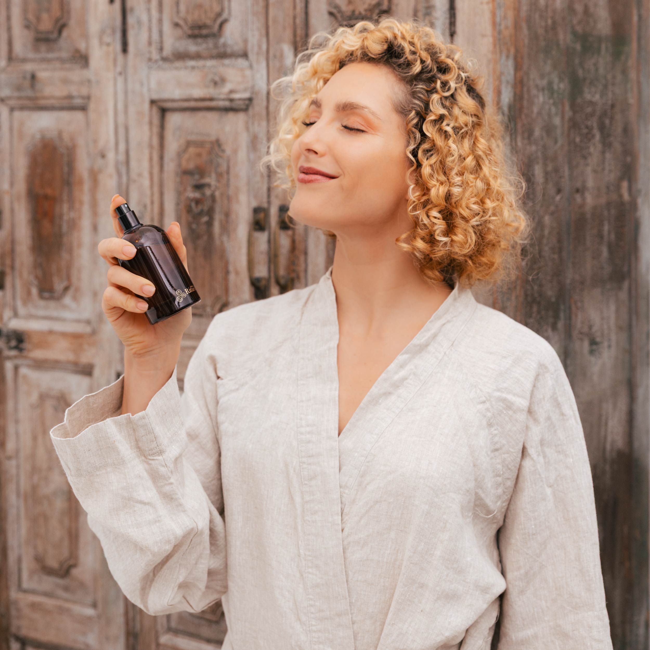 Nectarine, Honey Blossom, Bergamot, Vetiver<br> Room & Linen Mist | 100ml